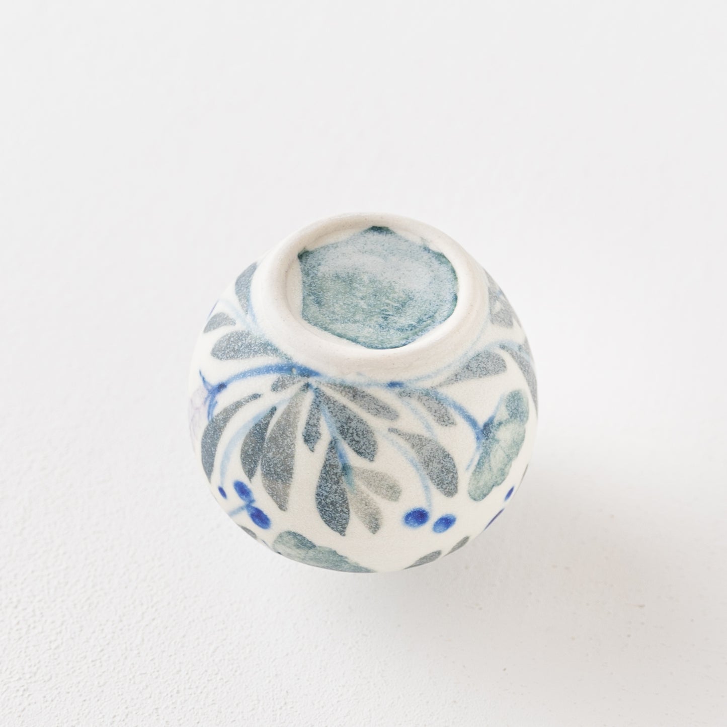 イタリアの暖かで素敵な風を感じる田中志保さんの花模様の花器