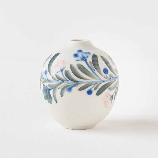 おうち時間を楽しく過ごせる田中志保さんの花模様の花器