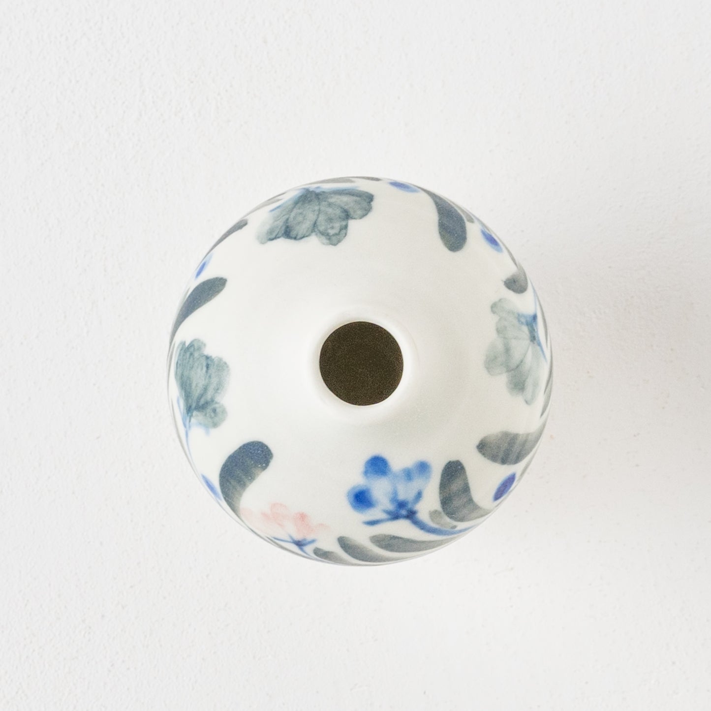 楽しく豊かにおうち時間を過ごせる田中志保さんの花柄の花器