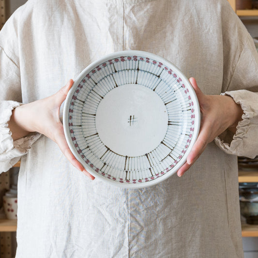 カレーやパスタにぴったり合う陶彩窯の花垣文の7寸深皿