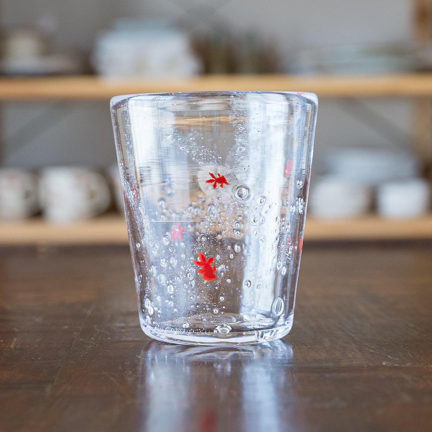 金魚が泳いでいるようでかわいい極楽寺がらす工房の金魚グラス