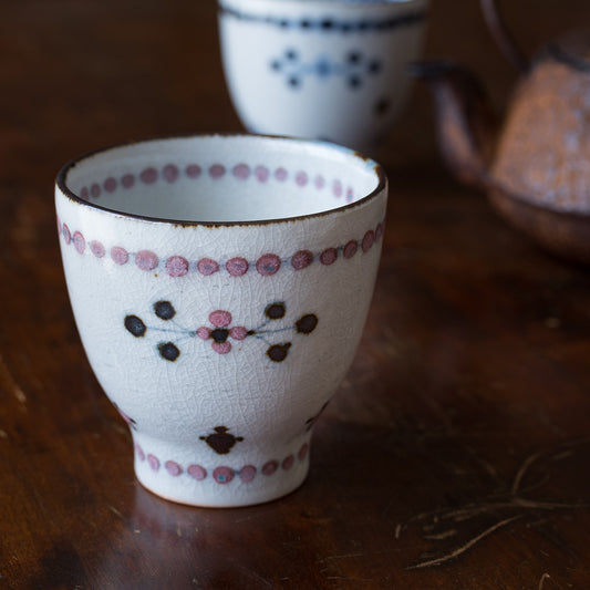 繊細な貫入が美しい陶彩窯の小花文の湯吞み