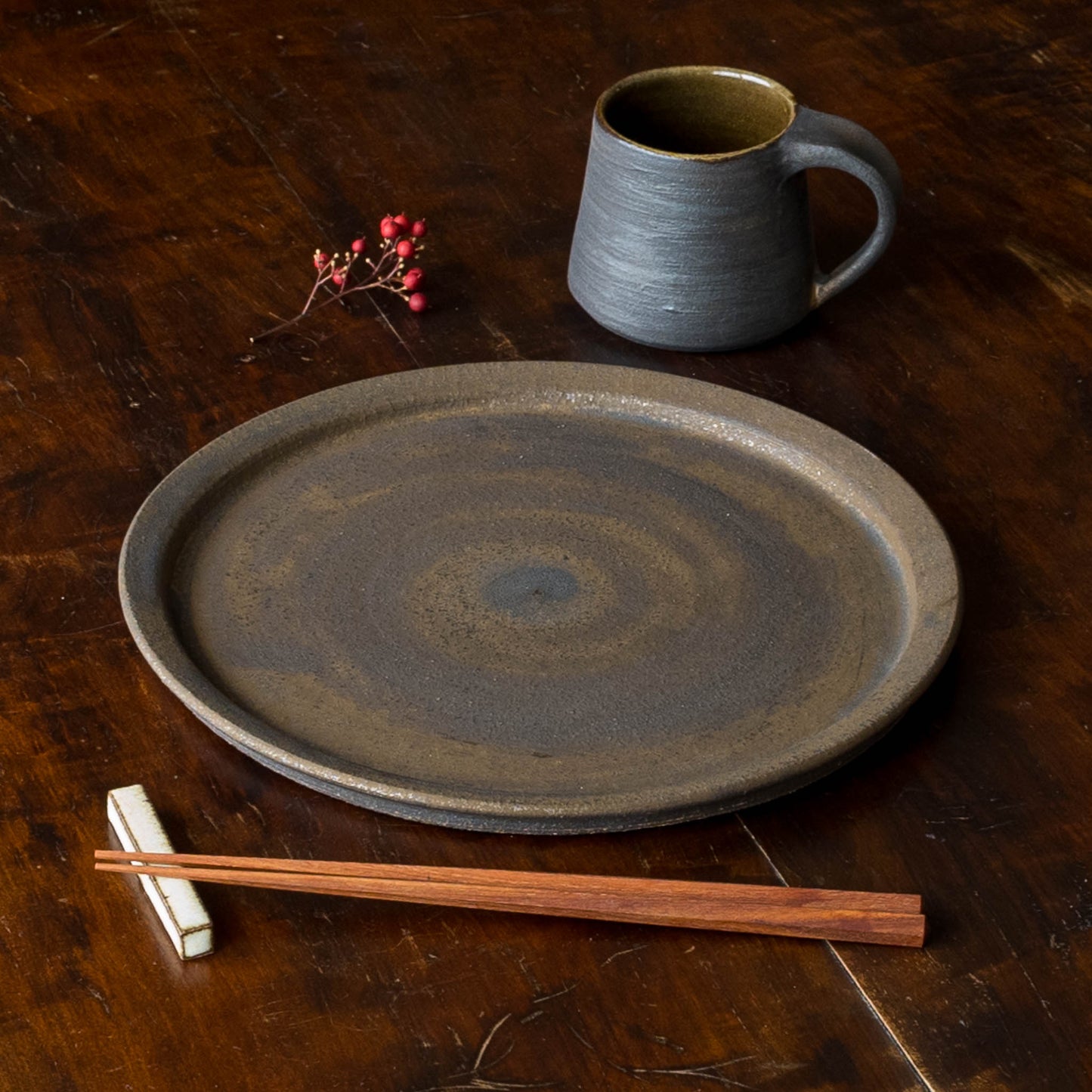 吉永哲子さんの8寸リムプレート鉄錆とマグ