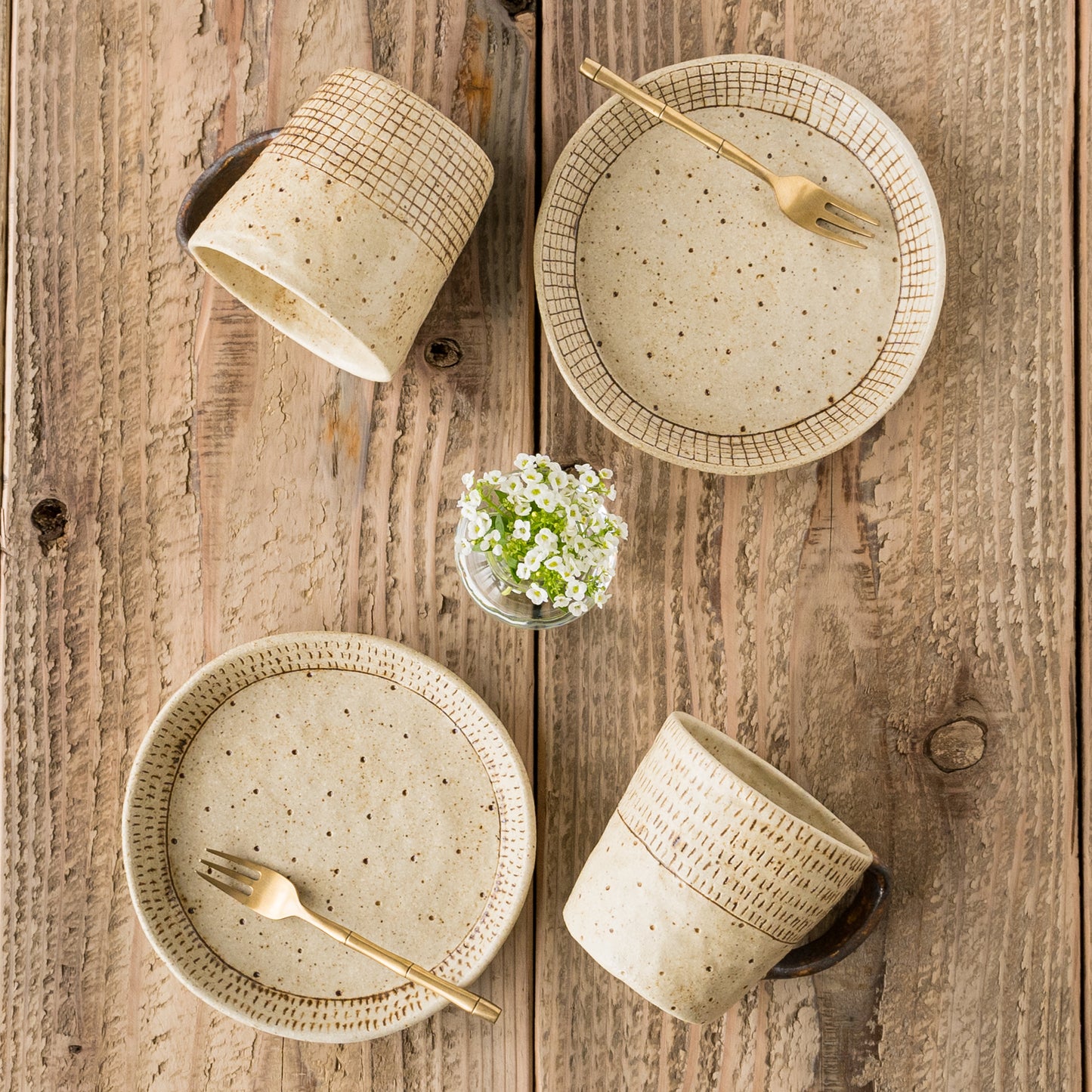 おうち時間をもっと楽しくしてくれる金成潤子さんの丸皿とマグ