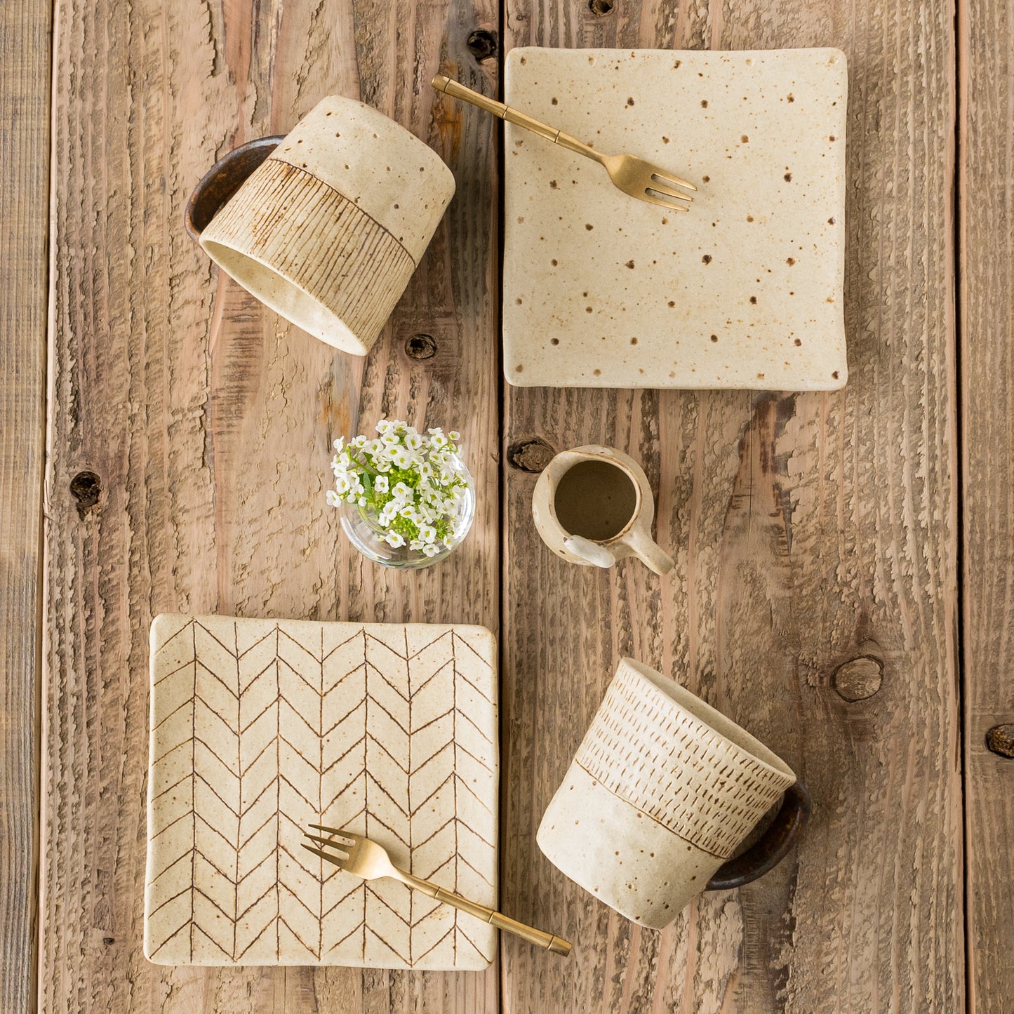 温もりのある食卓にしてくれる金成潤子さんのマグと角皿