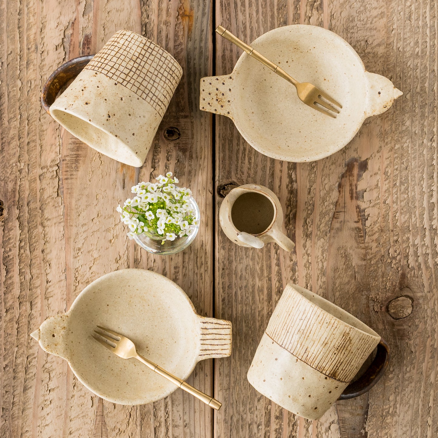 楽しく可愛いテーブルにしてくれる金成潤子さんのとり丸鉢とマグ