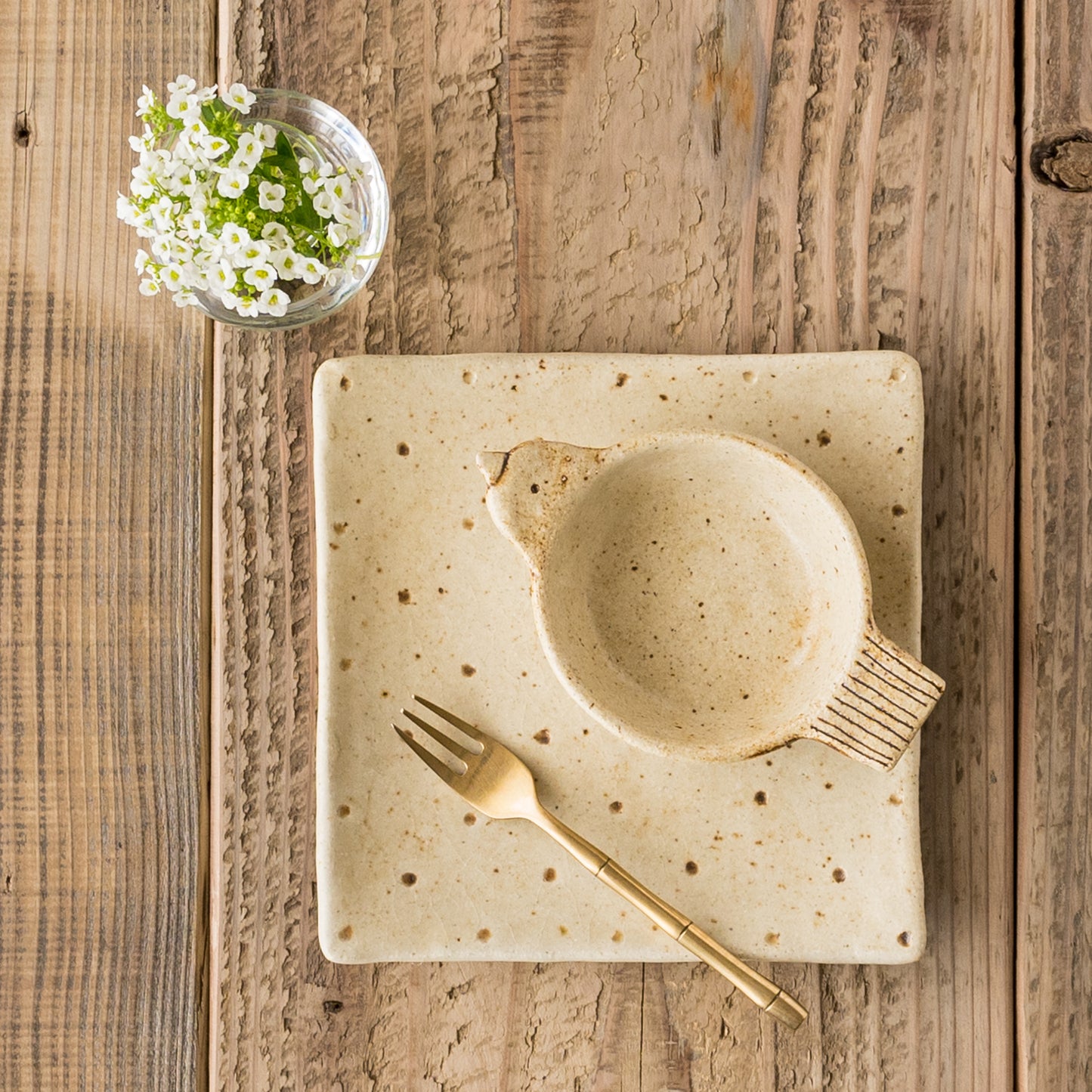 おやつタイムを明るく楽しくしてくれる金成潤子さんのとり丸鉢と角皿