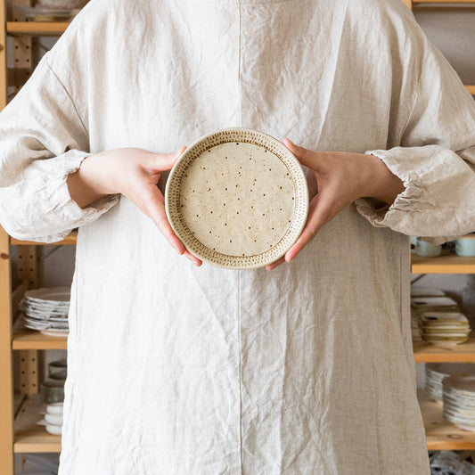 手びねりの温もりが伝わってくる金成潤子さんの丸皿