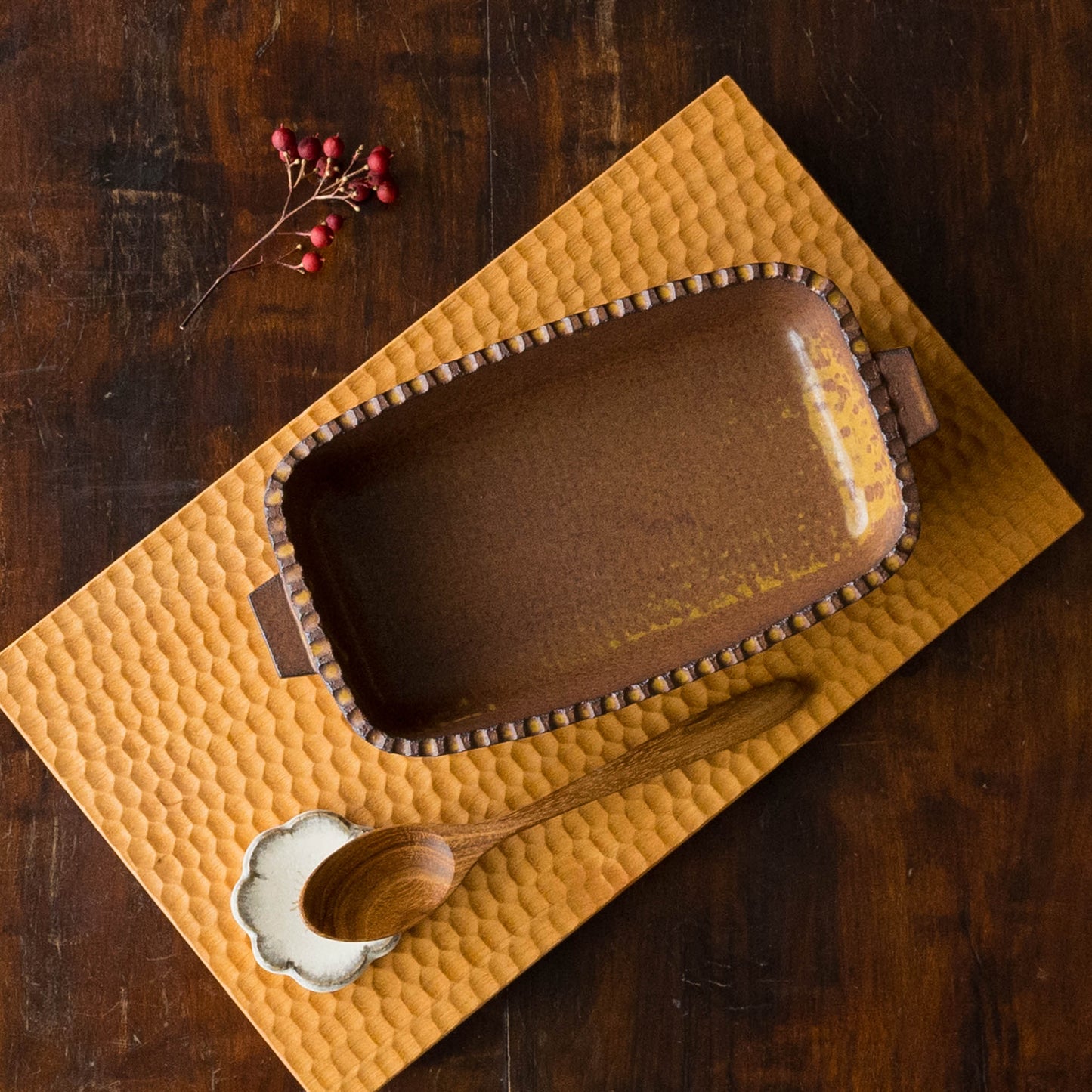 岡洋美さんの花型箸置きグレーと長角グラタン皿茶