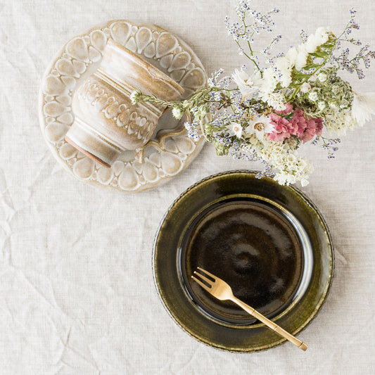 ルリアメ工房さんのプレート皿オリーブ色釉とカップ&ソーサー