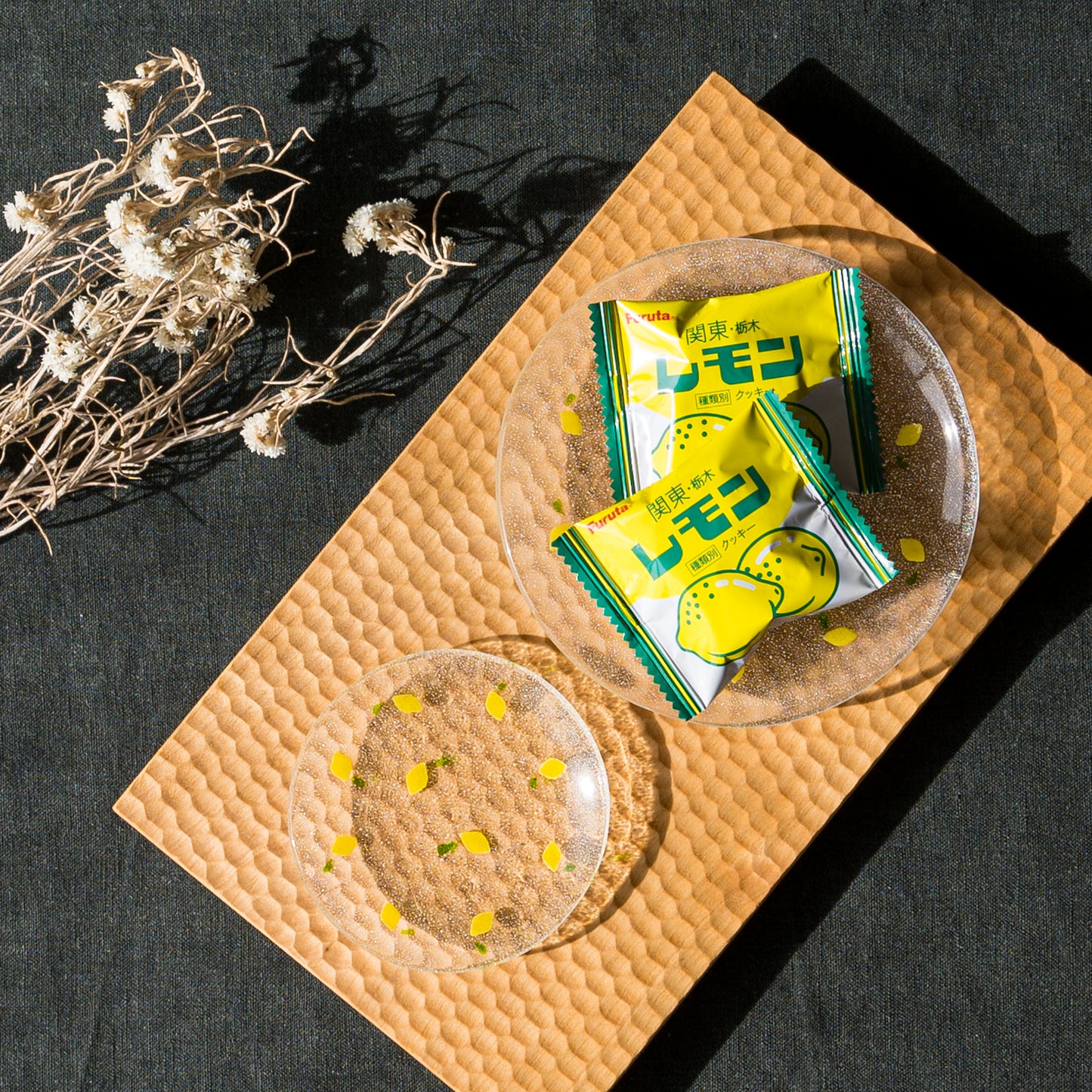 おやつタイムが楽しくなる石塚悠さんのレモン柄ガラスのお皿