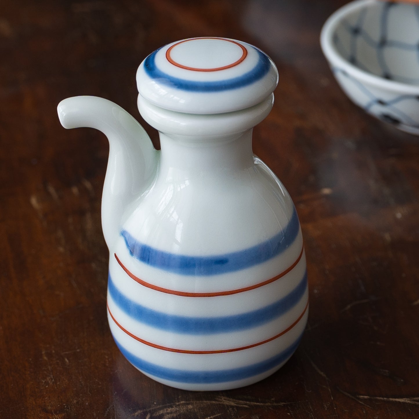 線巻模様がおしゃれで可愛い有田焼大日窯の醬油さし