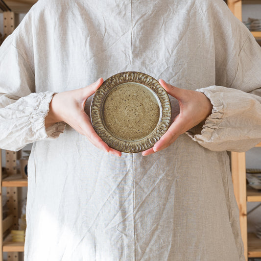 もえぎ色が素敵な伊藤豊さんの花紋の4.5寸プレート