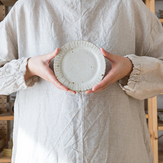 土ものの温もりが伝わってくる伊藤豊さんの花しのぎの小皿