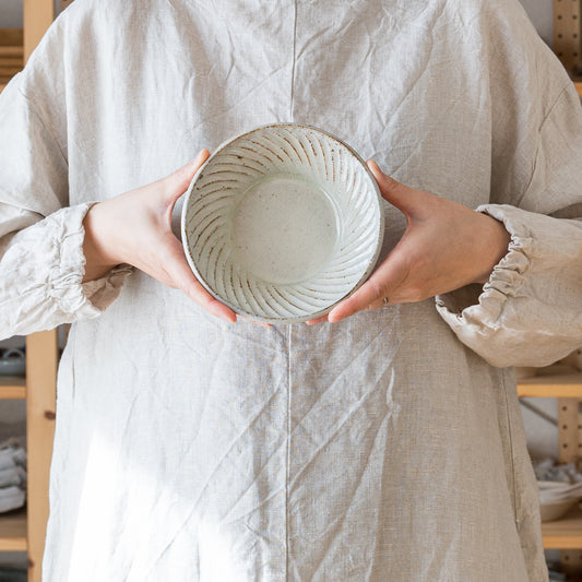 土ものの温もりが伝わってくる伊藤豊さんのナナメしのぎの切立ボウル