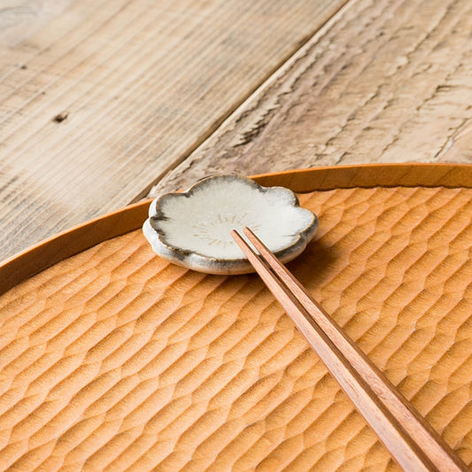 岡洋美さんの花型箸置きグレー