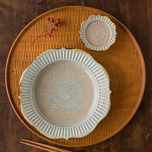 はなクラフトさんの6寸リム輪花縞皿と高足豆皿墨入貫入