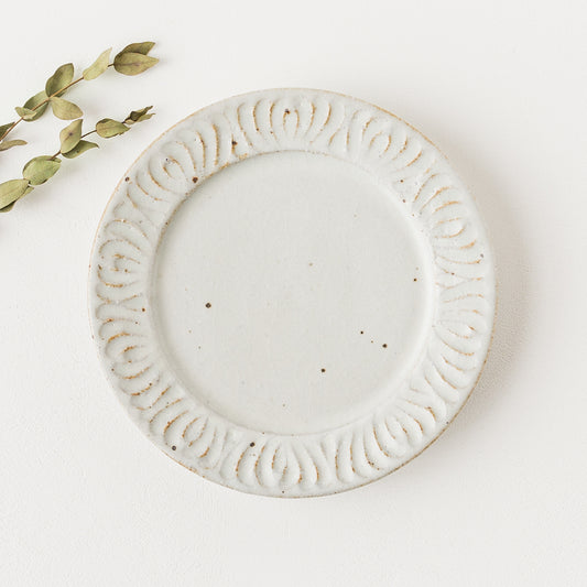 お料理が引き立つ伊藤豊さんの花紋の5.5寸プレート