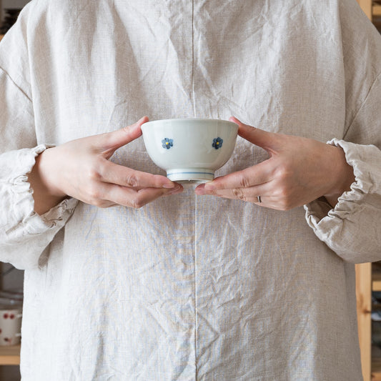 女性の手の平にすっぽりおさまる有田焼大日窯のめし碗