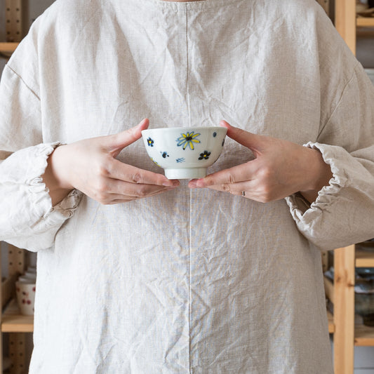 大人の女性の手の平にすっぽりおさまる有田焼大日窯のめし碗