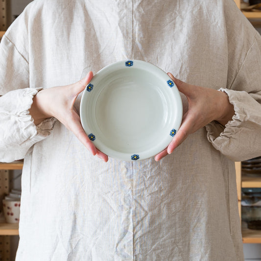 肉じゃがや筑前煮にピッタリな有田焼大日窯のリム深皿