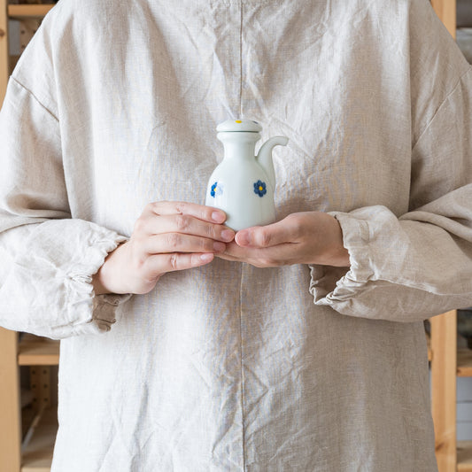 液だれしなくて傾けても蓋が落ちない有田焼大日窯の醬油さし