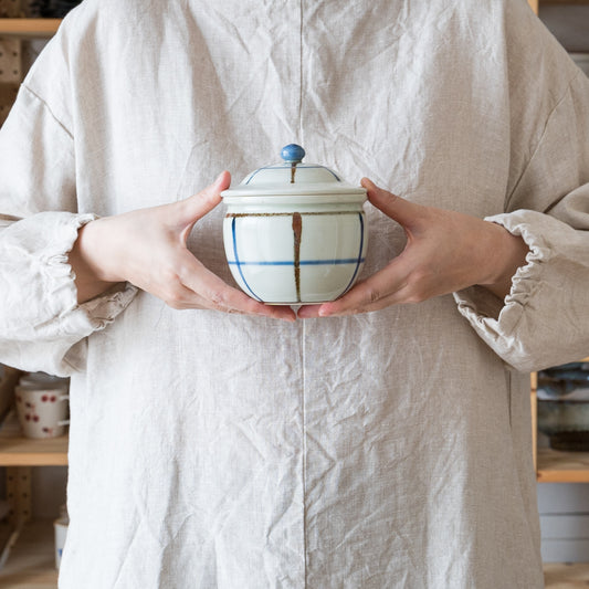 冷蔵庫にも入れられるサイズだから嬉しい有田焼大日窯の小壷