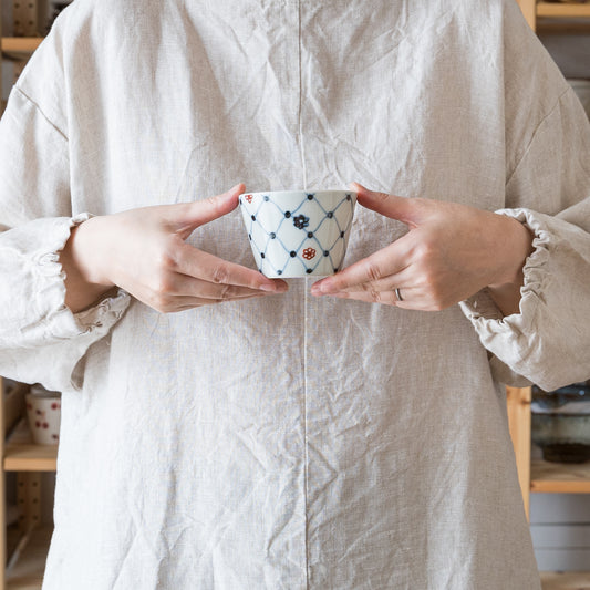 小花模様がかわいい有田焼大日窯のそば猪口