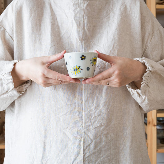 黄色いお花がおしゃれで可愛い有田焼大日窯のそば猪口