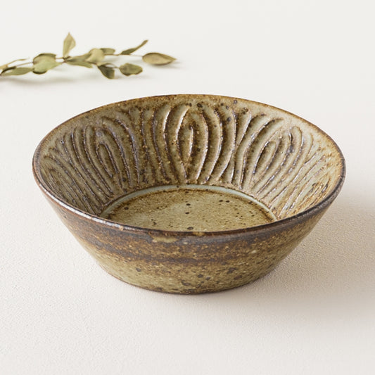 盛り付けたお料理が引き立つ伊藤豊さんの花紋切立ボウル