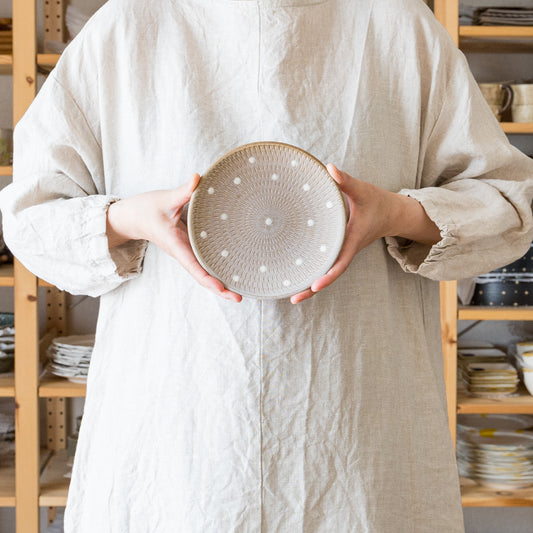 規則的に刻まれた飛び鉋が美しい小石原焼翁明窯元のドット柄15cm小皿