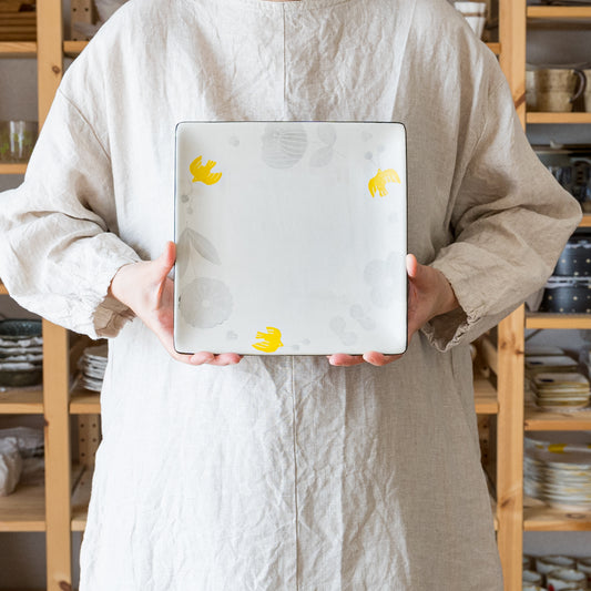 優し気な花と鳥の和紙染めに温もりを感じる安見工房の角皿