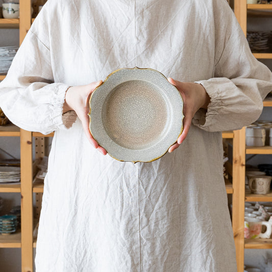 はなクラフトさんの6寸リム輪花皿墨入貫入