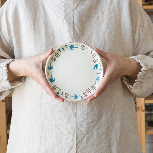 やさしい鳥と花の絵柄に心が和むしののめ窯の取り皿