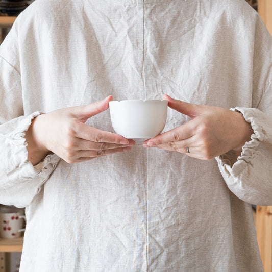 白磁の繊細な風合いが素敵な藤村佳澄さんの花型小鉢
