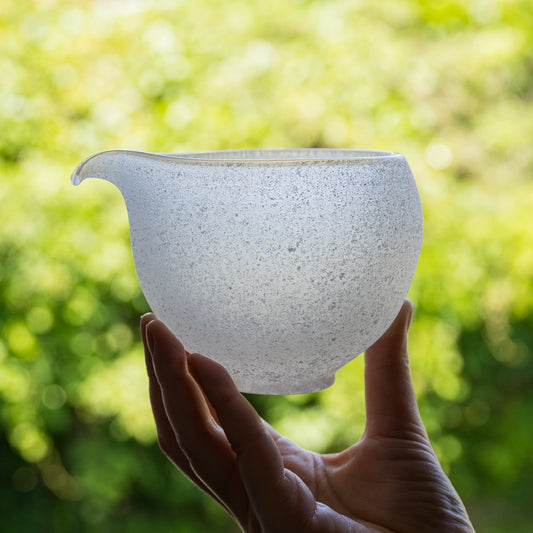 雪の中を楽しそうに泳いでいる金魚にほっこりする極楽寺がらす工房の雪代金魚入り片口