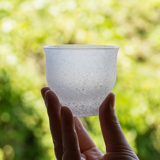 金魚がゆらゆら泳いで可愛らしい極楽寺がらす工房の雪代金魚入りぐい吞み