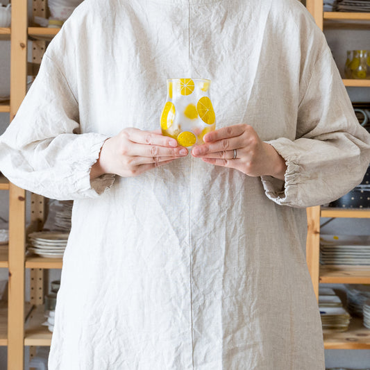 スタイリッシュな佇まいに見惚れてしまう平井睦美さんのMARUグラス