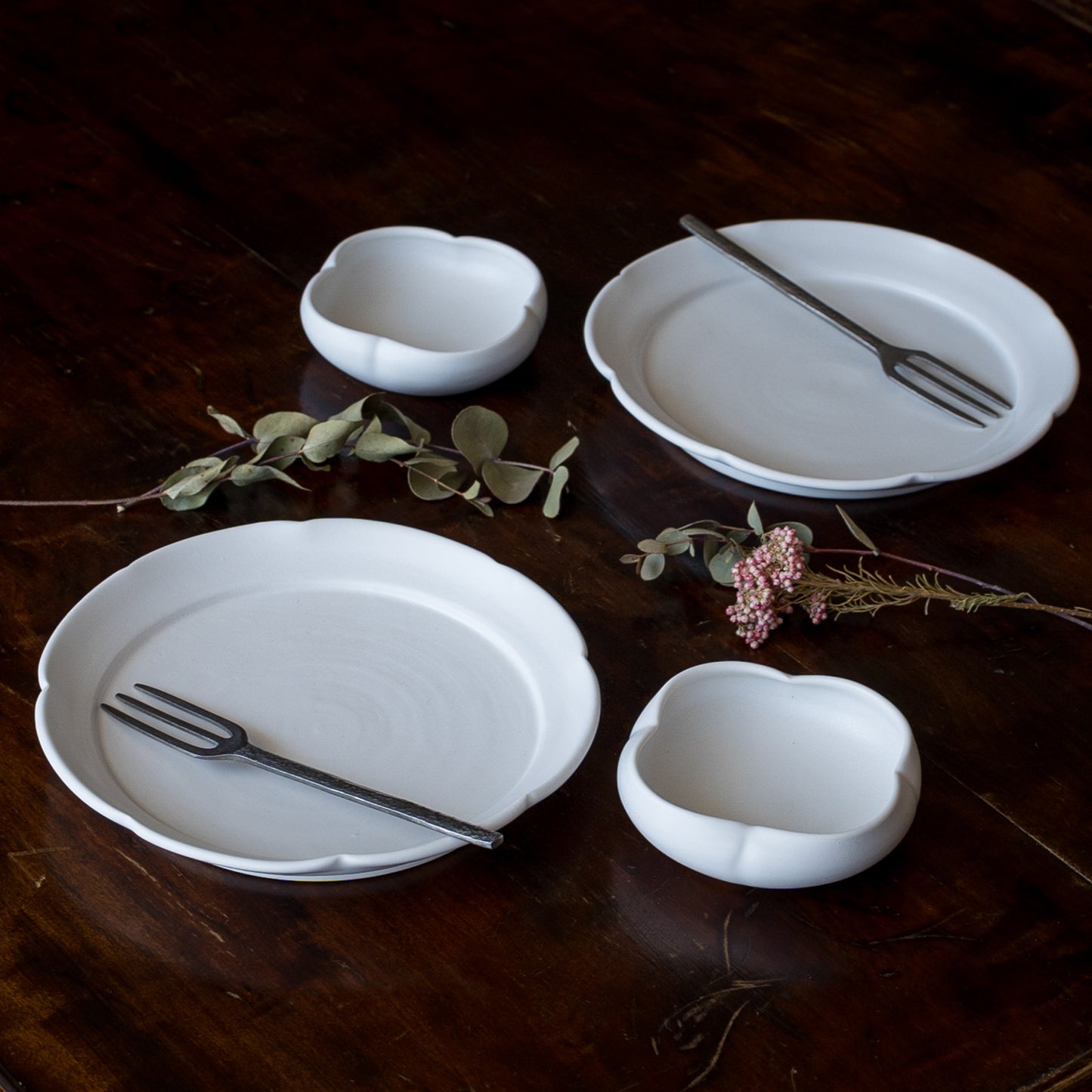 美しい白に目を奪われる藤村佳澄さんの花型5寸切込皿