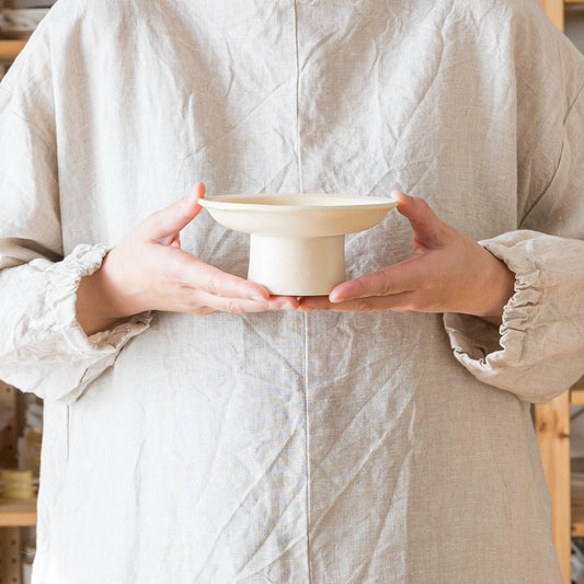 食卓に置いているだけでリズムが生まれるyoshida potteryの高杯皿