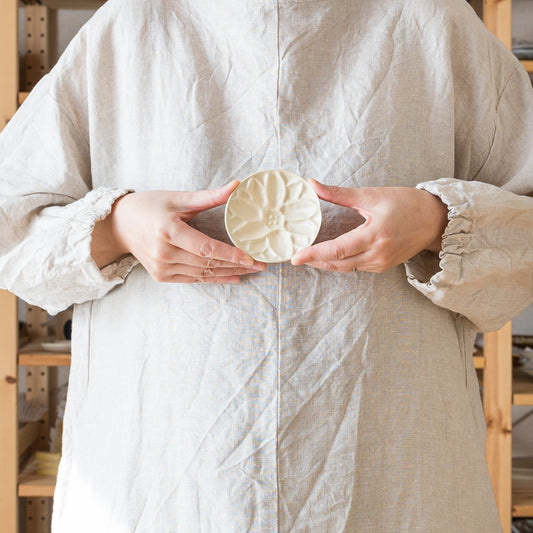 立体的なマーガレット模様が素敵なyoshida potteryの豆皿