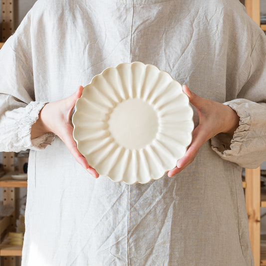 輪花の形が美しいyoshida potteryの輪花皿