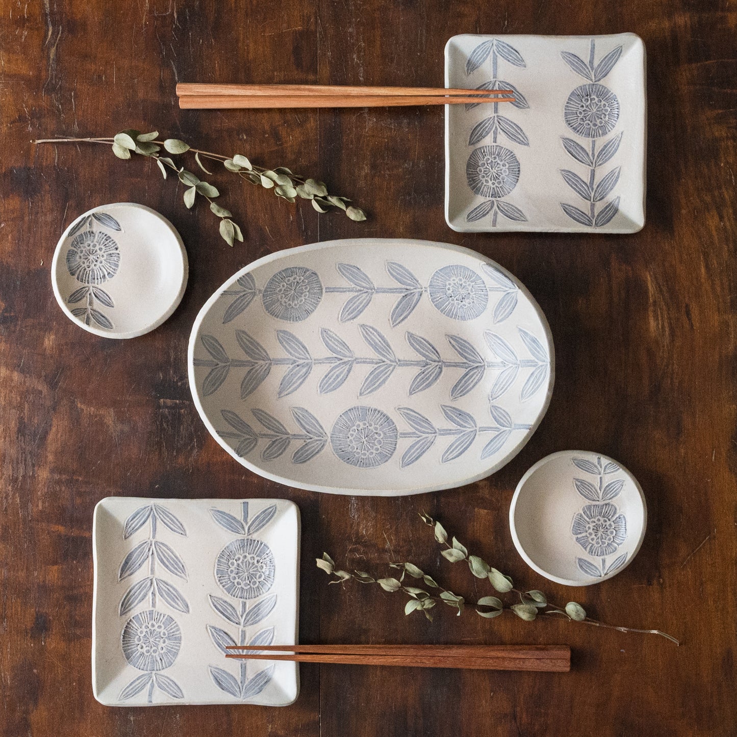 食卓がエレガントな雰囲気に包まれる松崎麗さんのお花模様のうつわ