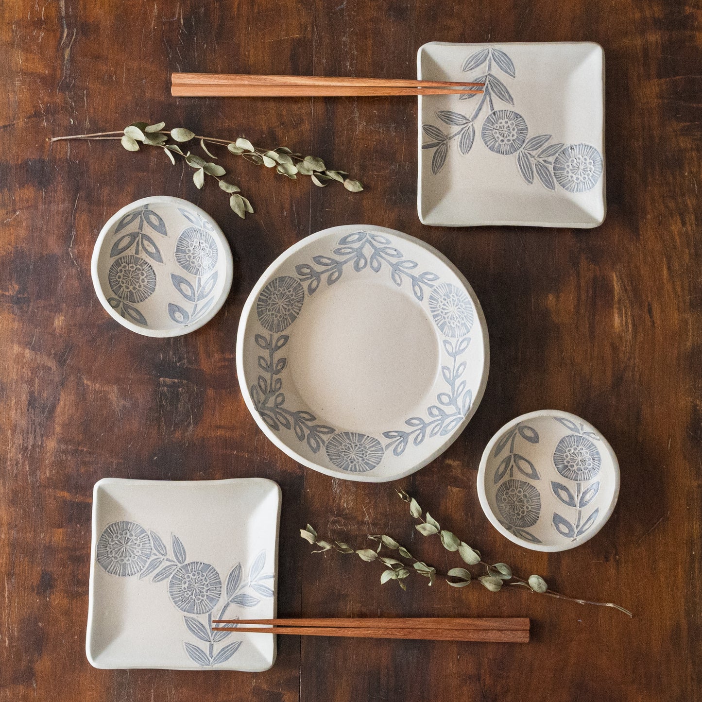 食卓がエレガントな雰囲気に包まれる松崎麗さんのお花模様のうつわ