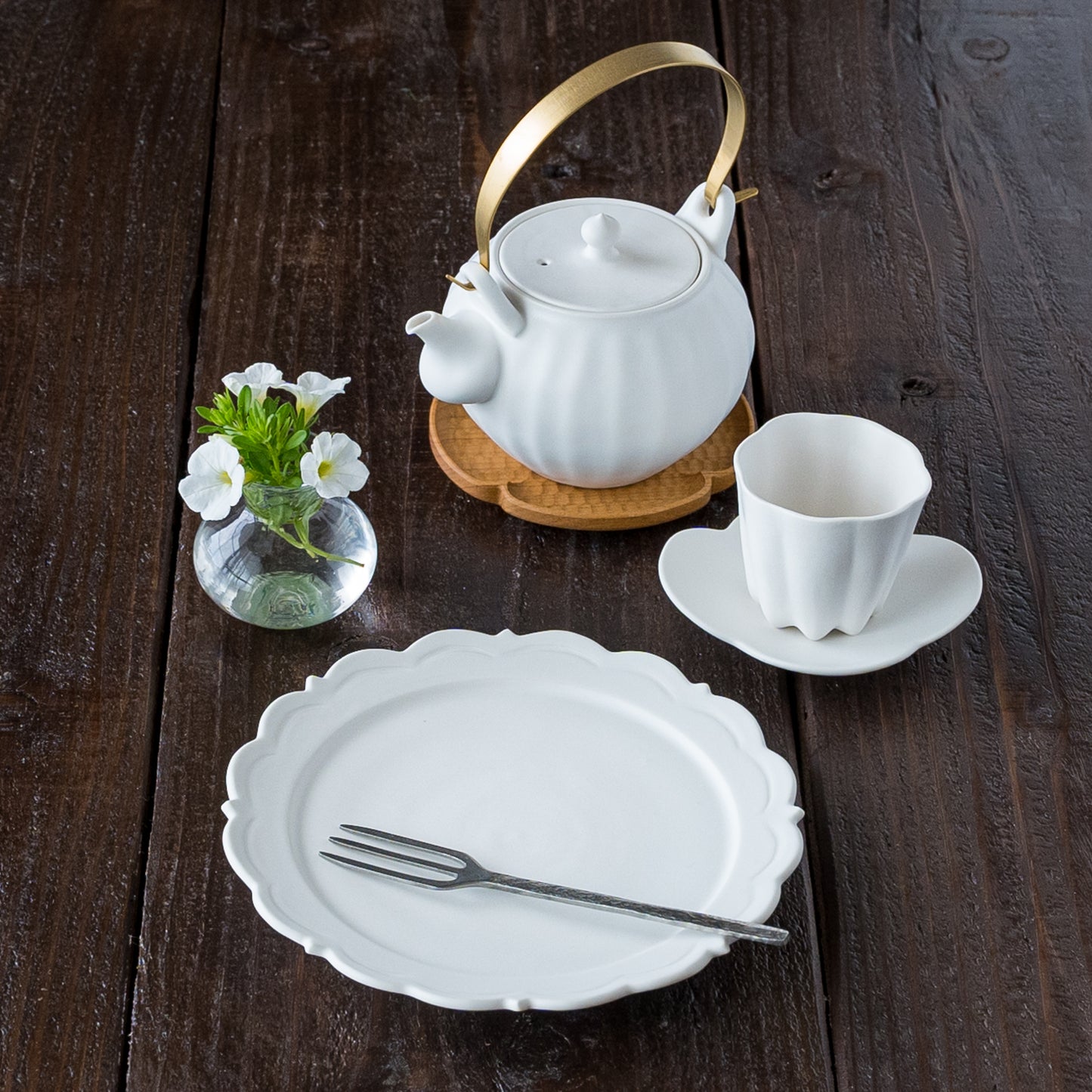 食卓を美しく彩ってくれる藤村佳澄さんの白磁のうつわ