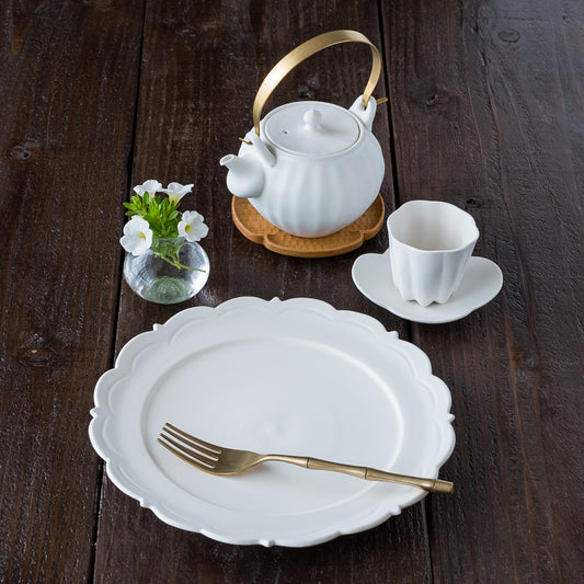 素敵なランチや夕食時間を過ごせる藤村佳澄さんの7寸レリーフ皿とカヌレ茶器