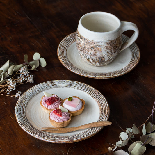 おやつタイムが楽しくなる古谷製陶所の渕荒横彫エッグマグとソーサー