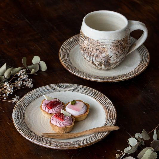 おやつタイムが楽しく過ごせる古谷製陶所のエッグマグとソーサー