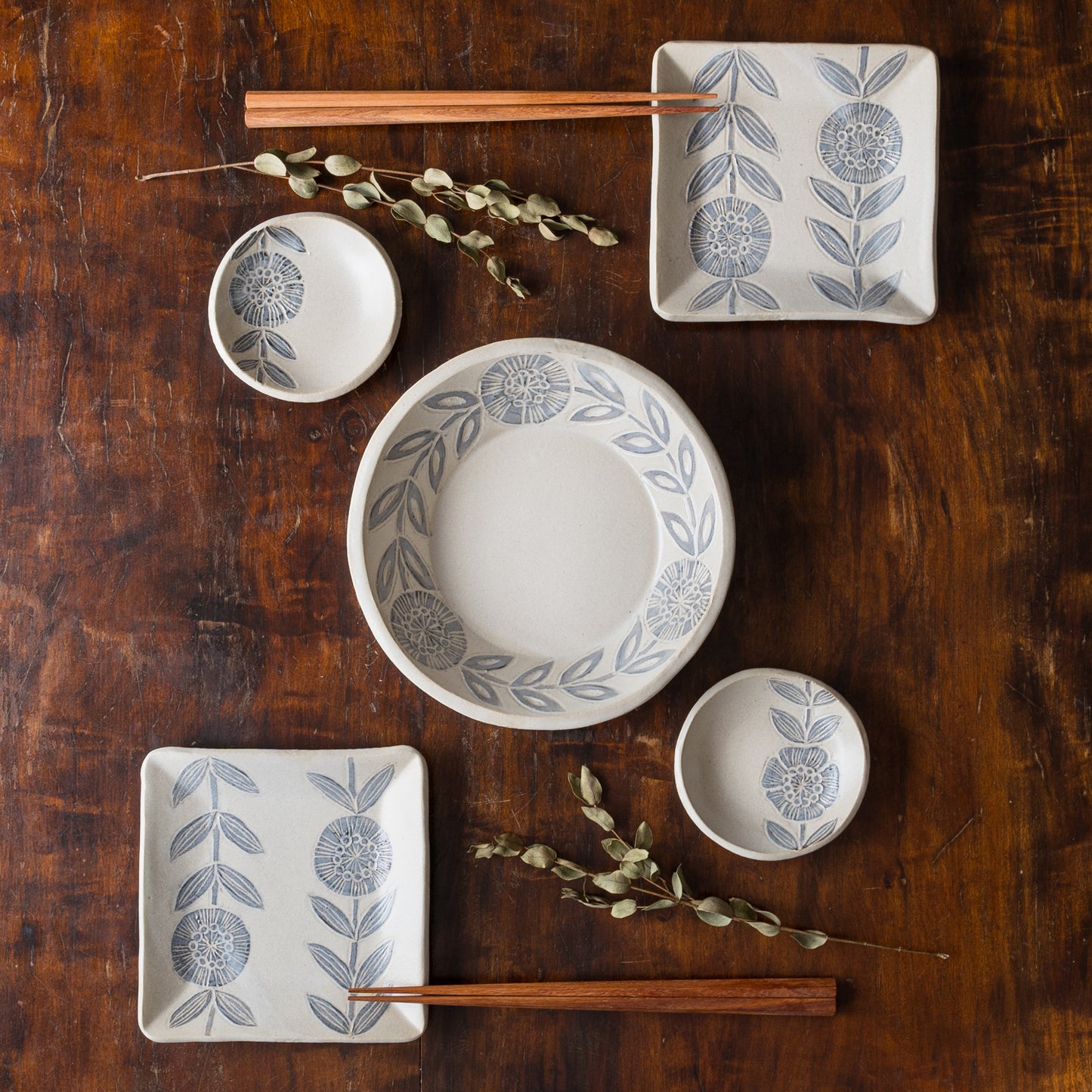 食卓をエレガントな雰囲気にしてくれる松崎麗さんのお花模様のうつわ