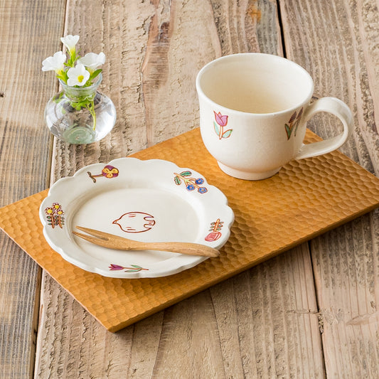おうちカフェを堪能できる長浜由起子さんの小花絵付マグと4寸皿